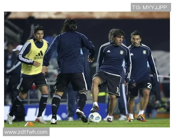 足球明星热身服穿搭技巧与时尚风格解析让你成为场上焦点